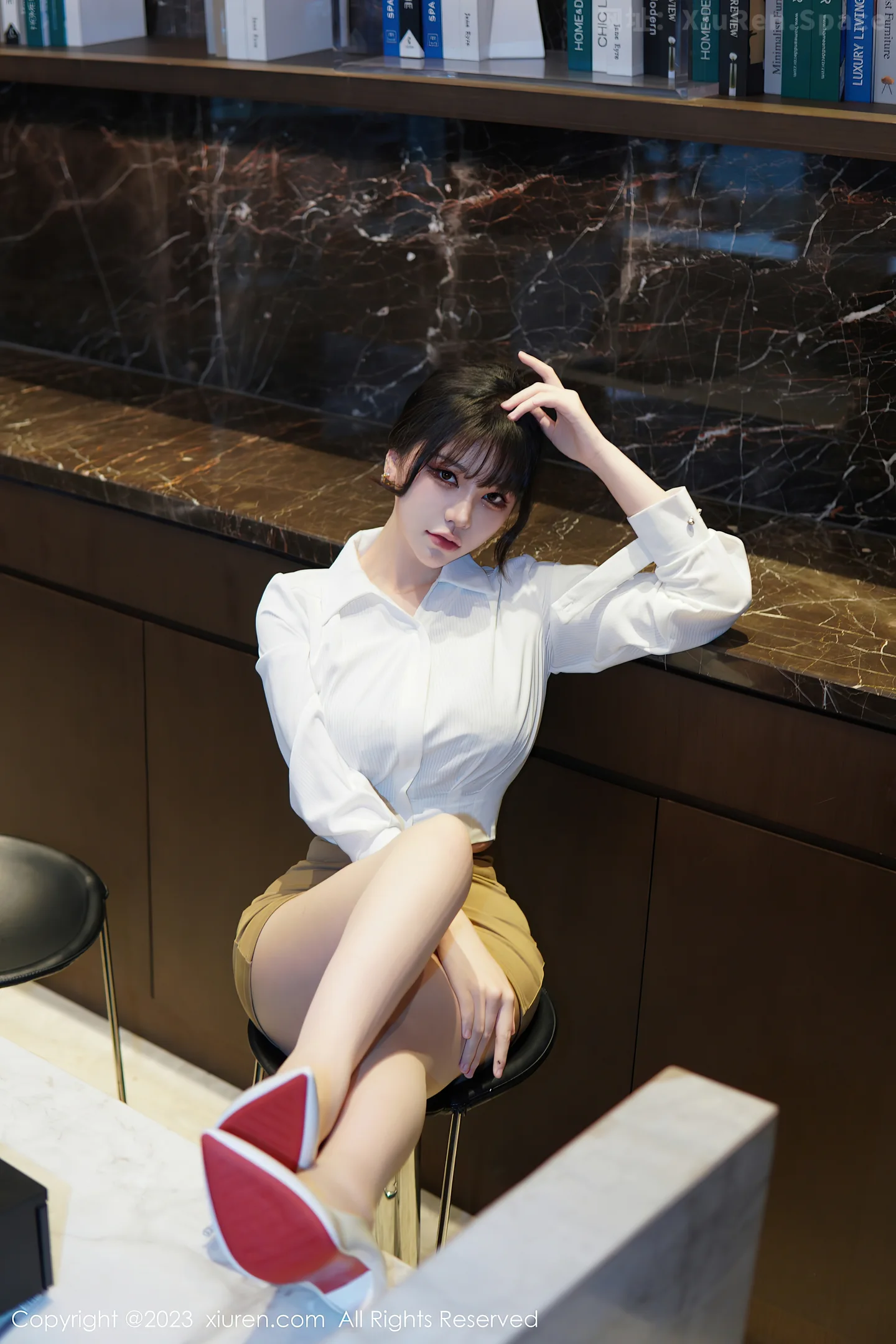 图片[2]-[Xiuren秀人网]2023.01.06 VOL.6101 周于希Sally 红色OL制服与黑色蕾丝内衣加黑丝美腿性感私房写真集-秀人网官方网站